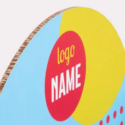 Présentoir à étagères avec sommet courbé