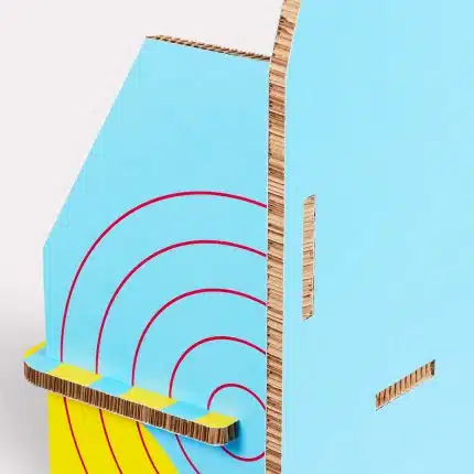 Présentoir à étagères avec sommet courbé