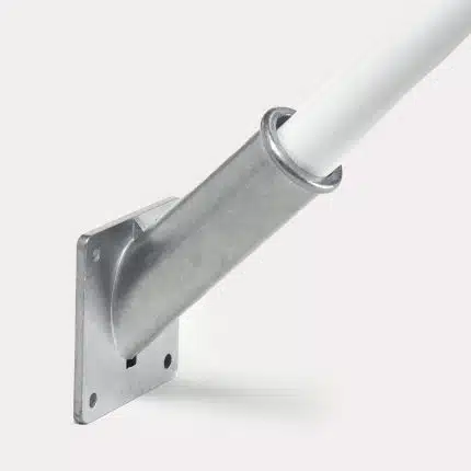 Supports pour drapeau mural